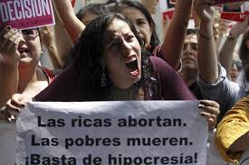 Negación de servicios y cárcel a mujeres que eligen abortar